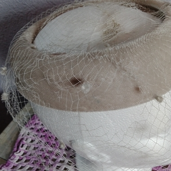 1950s Vintage Bumper Velveteen with Netting & Rhinestone Bow Tan Hat - Picture 9 of 12